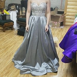 Mac Duggal size 8